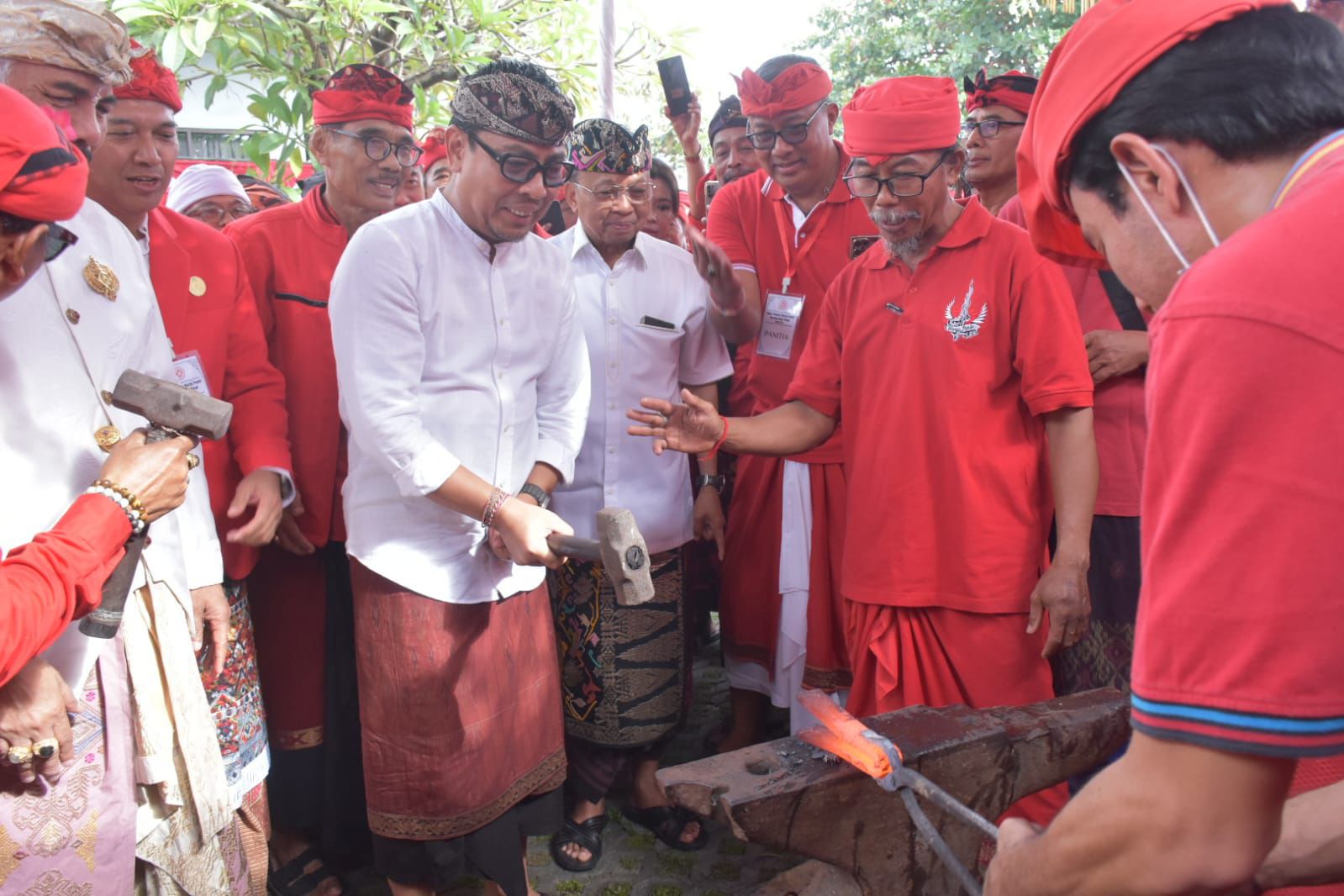 Wawali Arya Wibawa Hadiri Gelar Agung Pasikian Maha Semaya Warga Pande