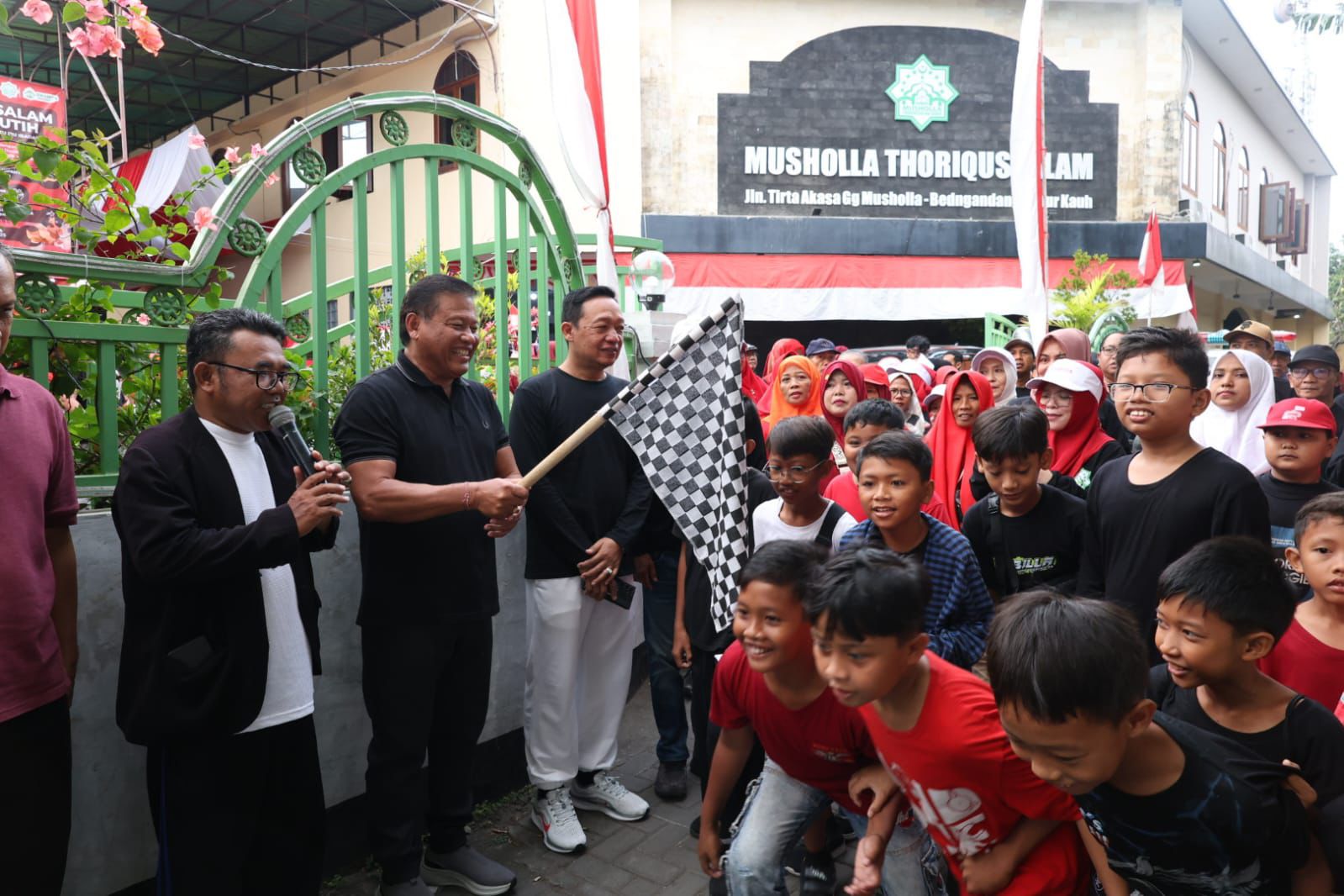 Meriahkan HUT Ke-80 Kemerdekaan RI, Sekda Alit Wiradana Lepas Peserta Jalan Sehat