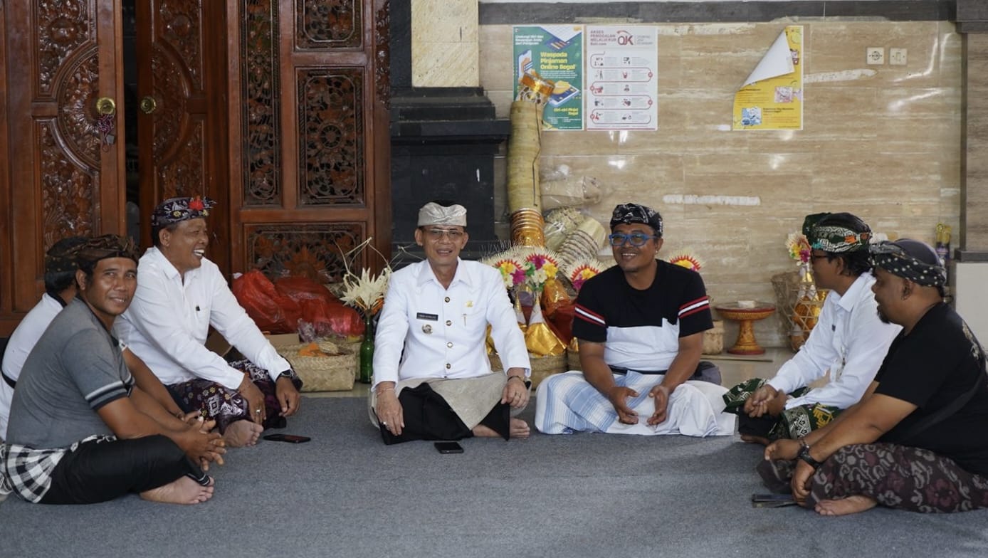 Bupati Satria Hadiri Upacara Ngaben Massal dan Nyekah Banjar Adat Kelodan, Desa Nyalian