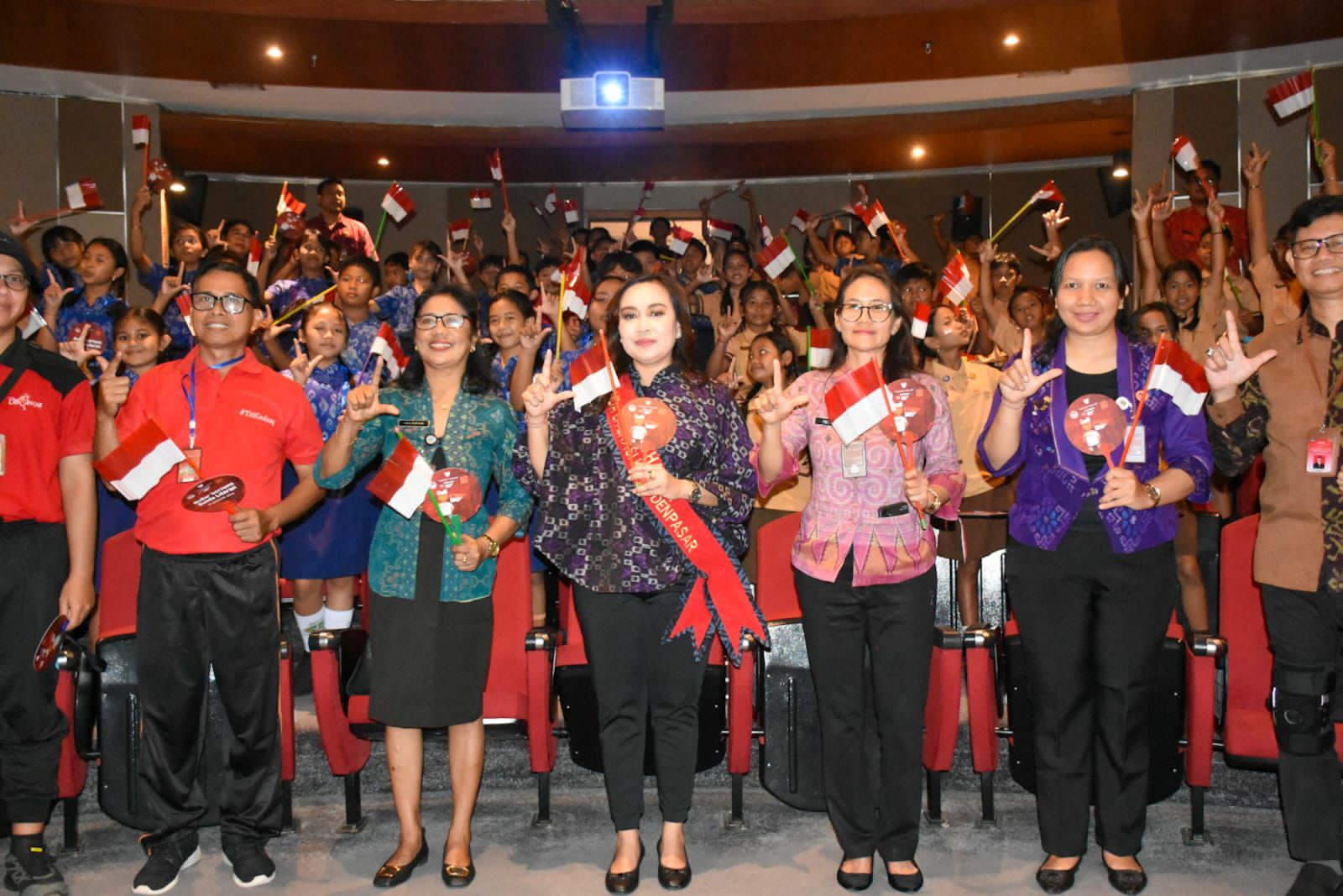 Ketua Harian Bunda PAUD Ny. Ayu Kristi Nobar Film Kemerdekaan, Sasar Siswa SD dan Tumbuhkan Budaya Literasi