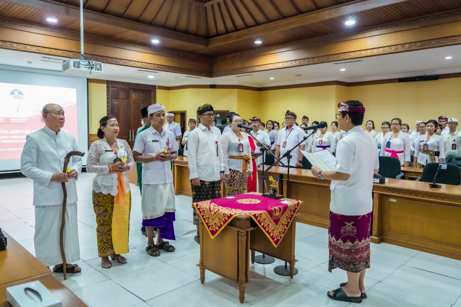 Bupati Adi Arnawa Lantik Pejabat Administrator, Pengawas dan Fungsional