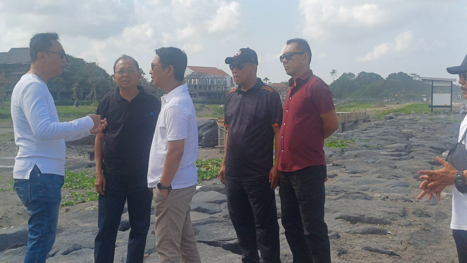 Bupati Badung Dampingi Gubernur Bali Sidak Pembangunan di Kawasan Pantai Berawa