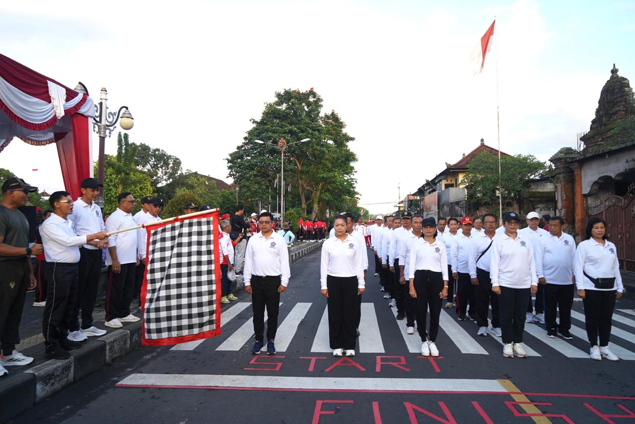 Dilepas Bupati Satria, Peserta Antusias Ikuti Lomba Gerak Jalan Putra 17 Km