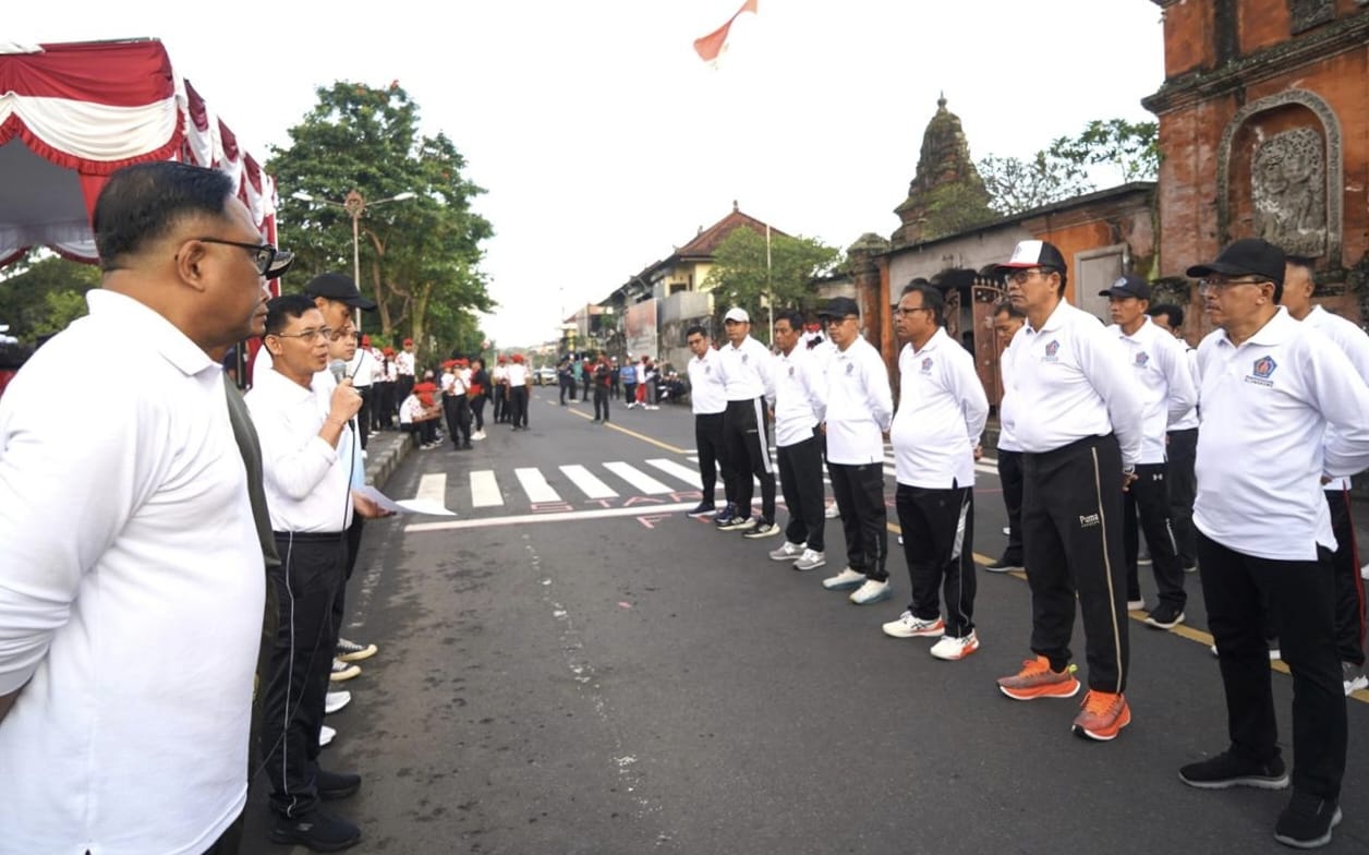 Mangambil Konsep Tridatu, Bupati Satria Launching Baju Klungkung Mahottama