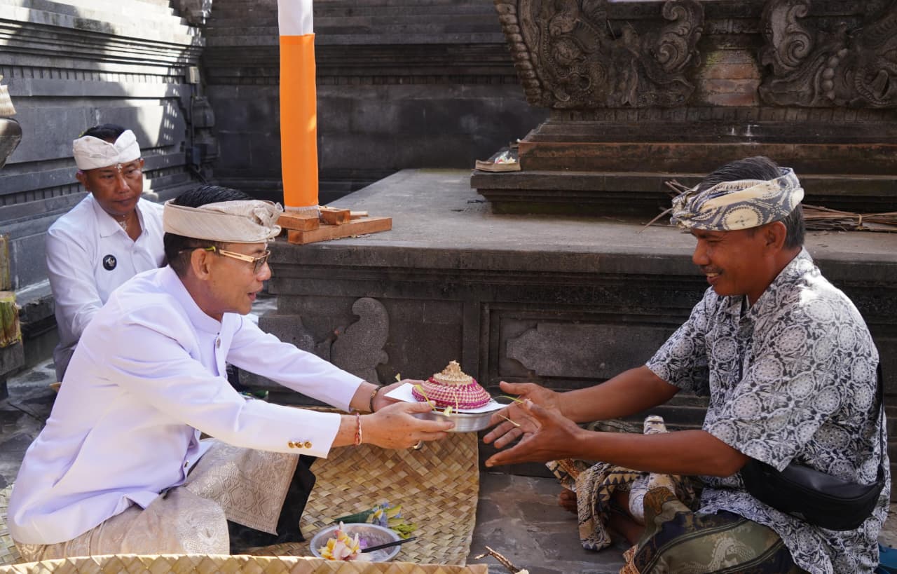 Bupati Satria Hadiri Upacara Karya Pura Melanting Desa Adat Sarimerta