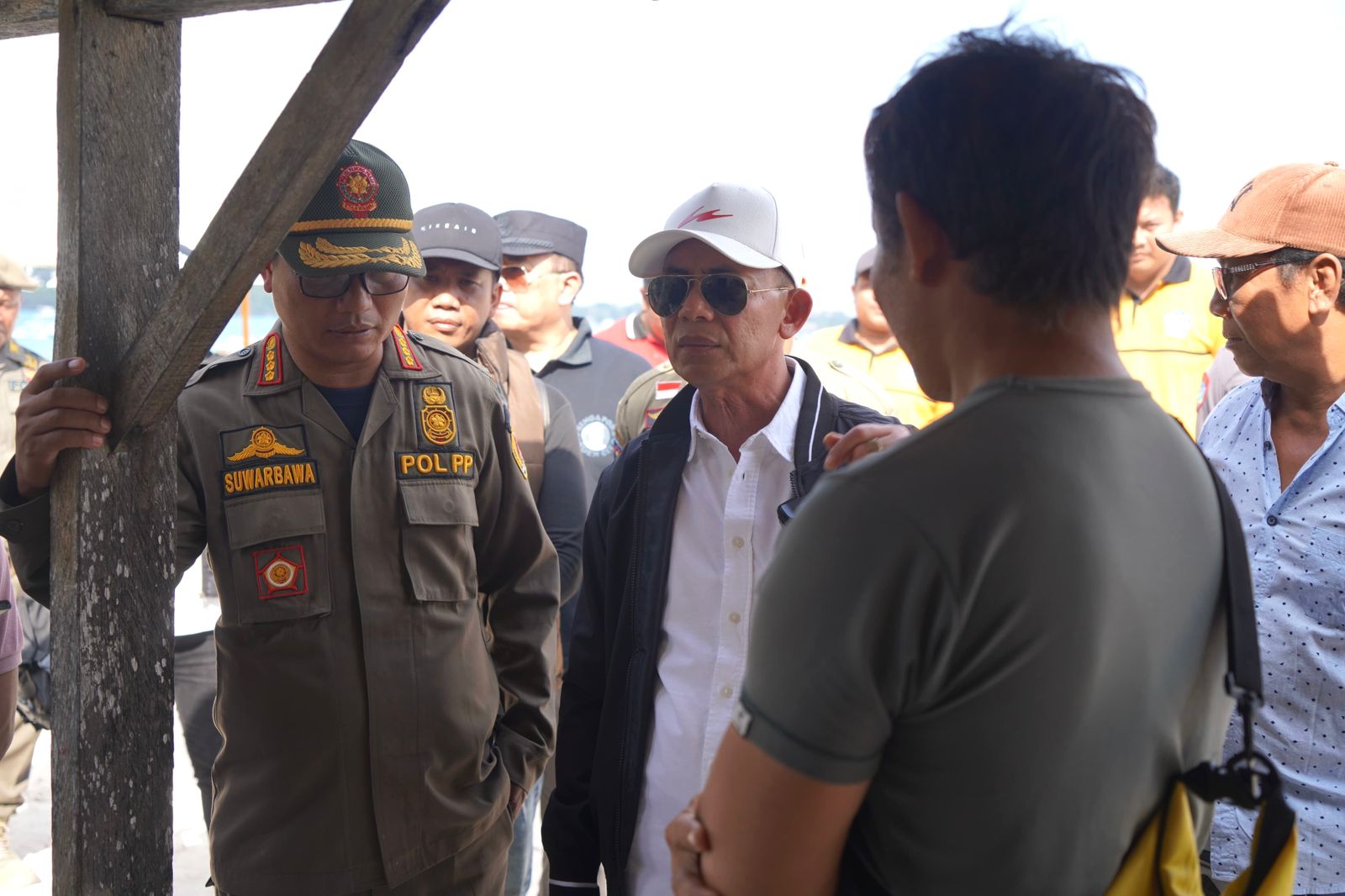 Tegakkan Aturan, Bupati Satria Bongkar Bangunan Ilegal di Pantai Jungutbatu