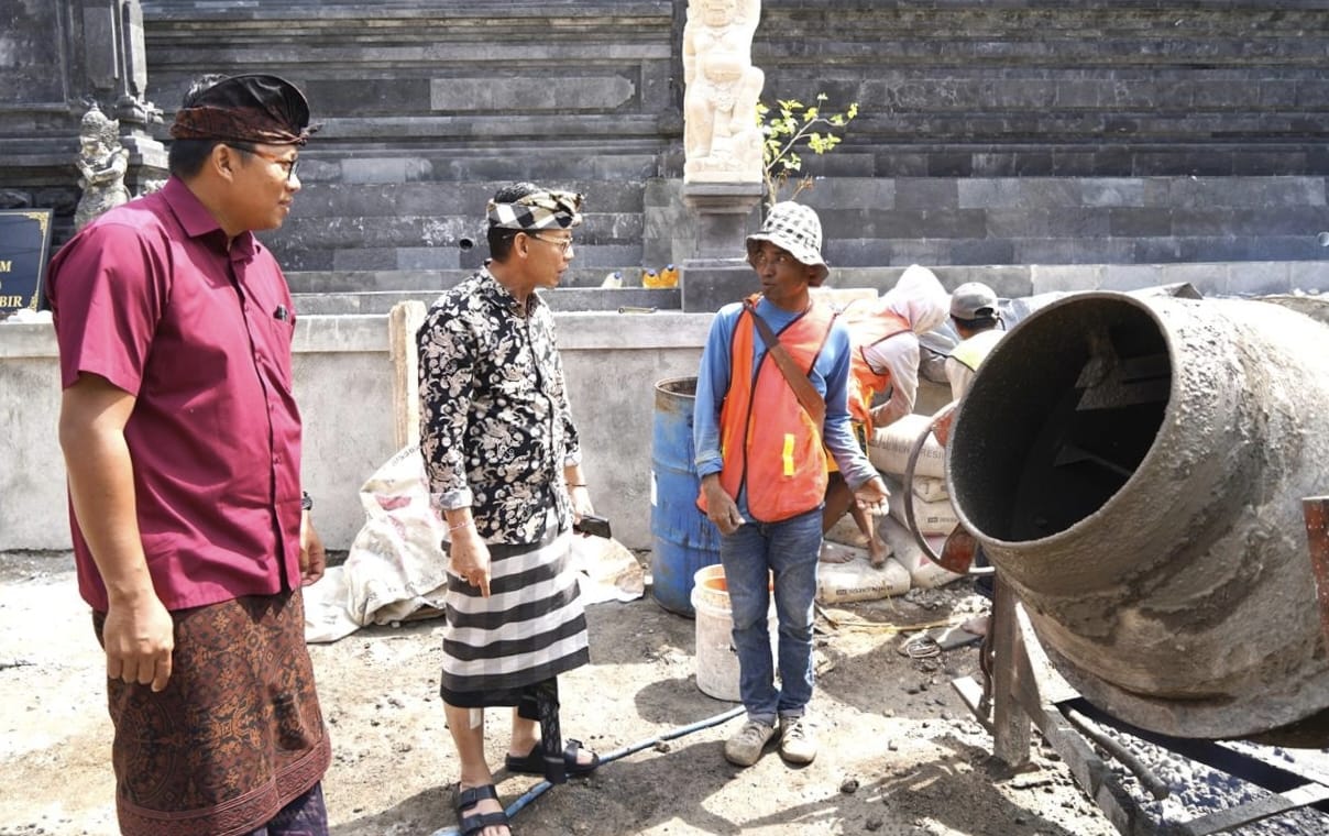 Tinjau Proyek Rabat Beton, Bupati Satria Minta Rekanan Jaga Kualitas Pekerjaan