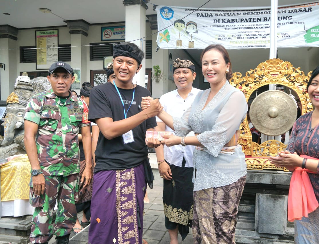 Ny. Yunita Bagus Alit Sucipta Buka Tunjung Mekar Art Festival l