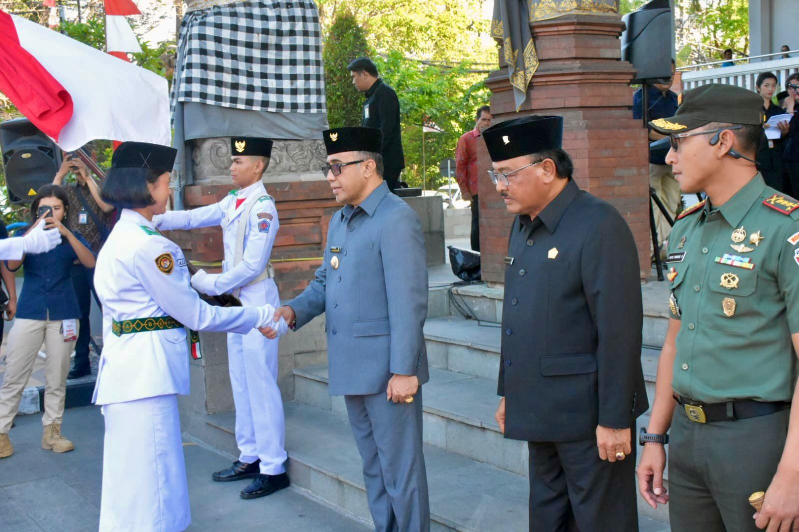 Walikota Jaya Negara Kukuhkan Paskibraka Kota Denpasar
