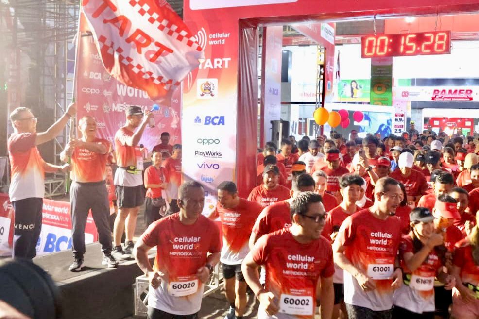 Walikota Jaya Negara Bersama Wawali Arya Wibawa Lepas Peserta Cellular World Merdeka Run 2025