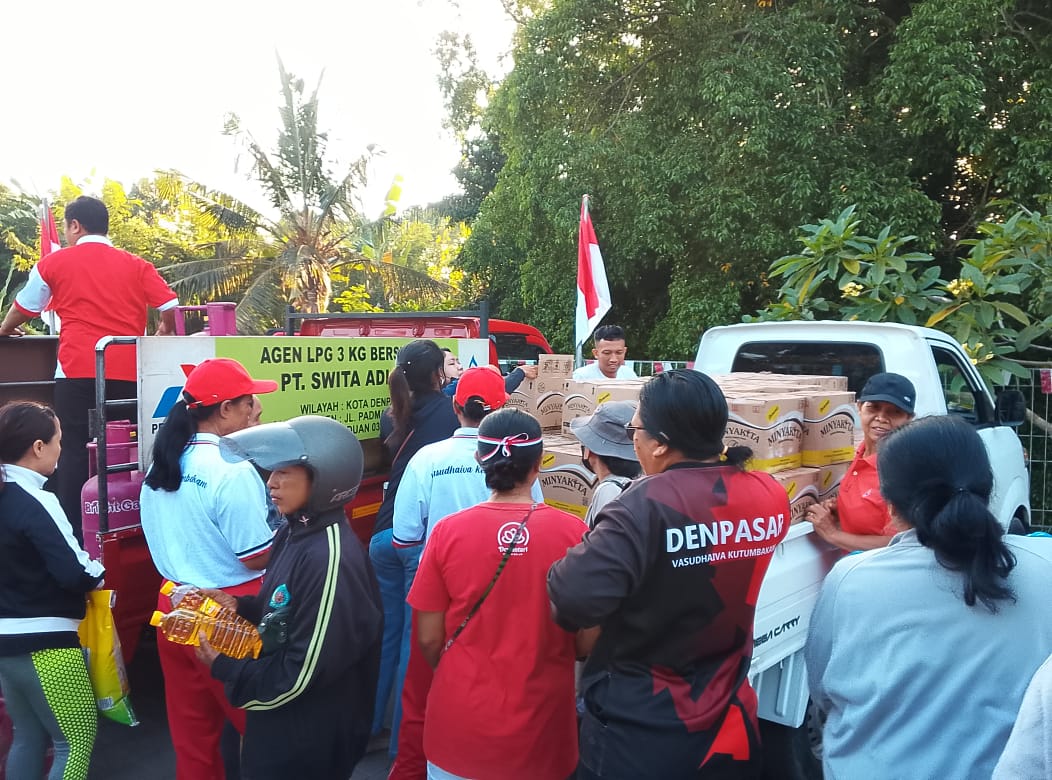 Desa Adat dan Desa Dinas Penatih Gelar Pasar Murah Sambut HUT Ke-80 RI