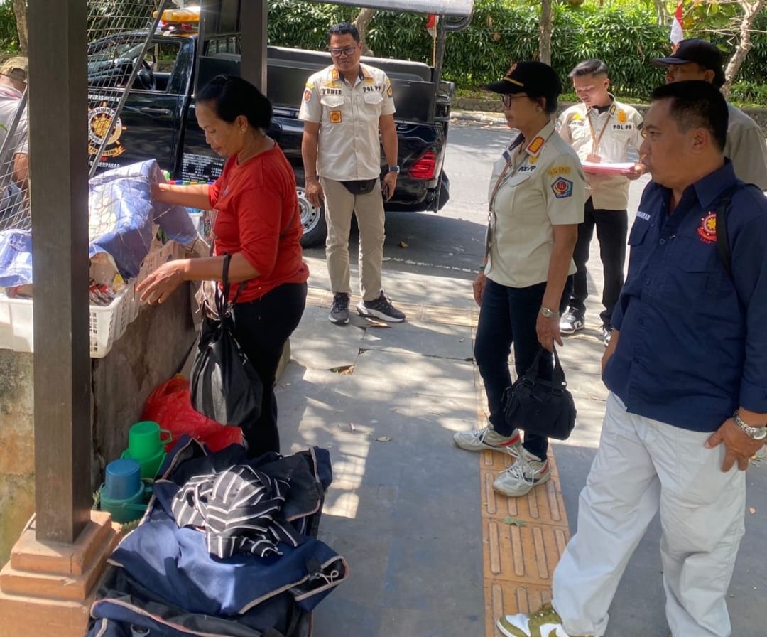 Satpol PP Kota Denpasar Tertibkan PKL di Lapangan Puputan Badung