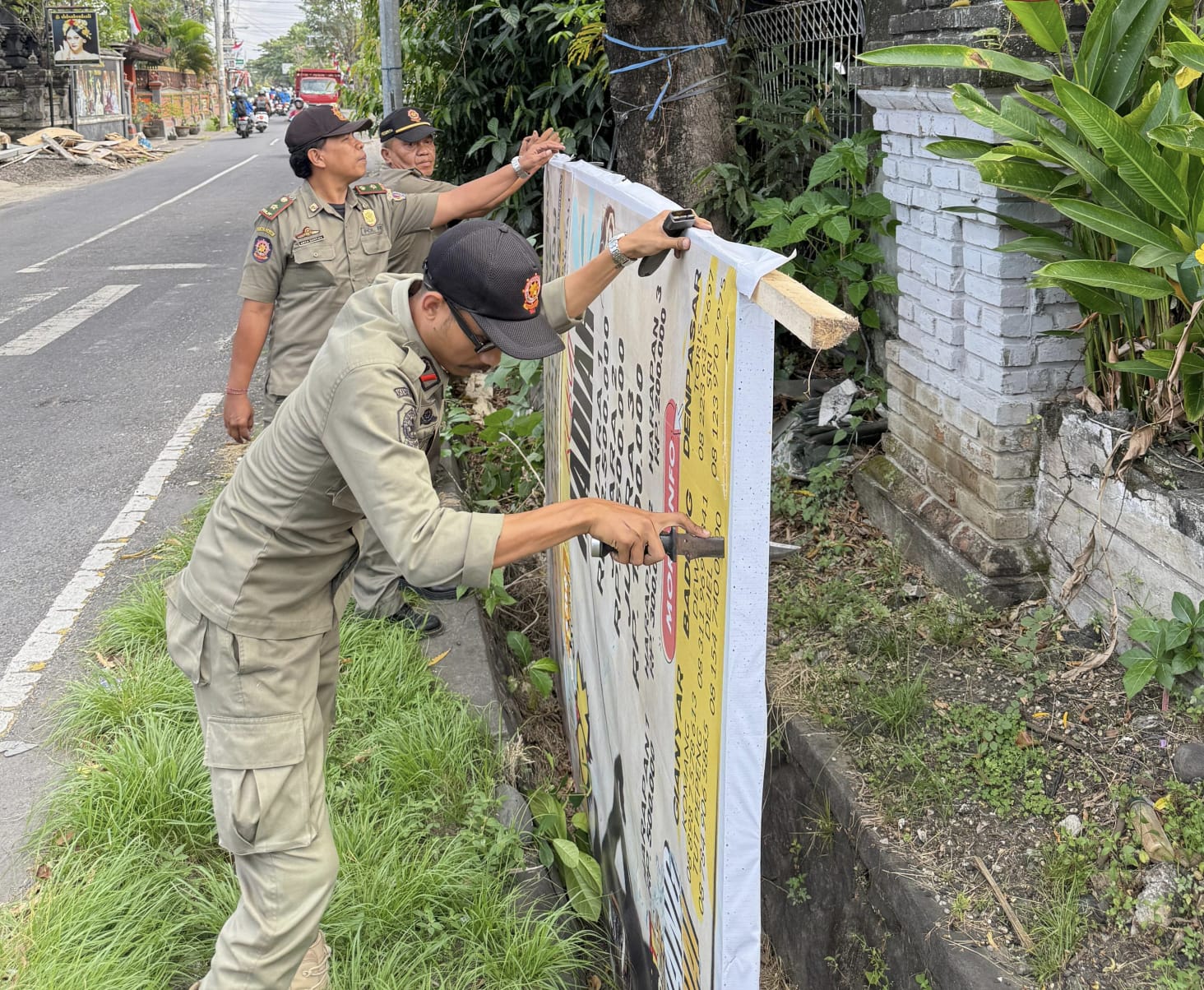 Jaga Keindahan Wajah Kota, Satpol PP Tertibkan Baliho Kadaluarsa dan PKL