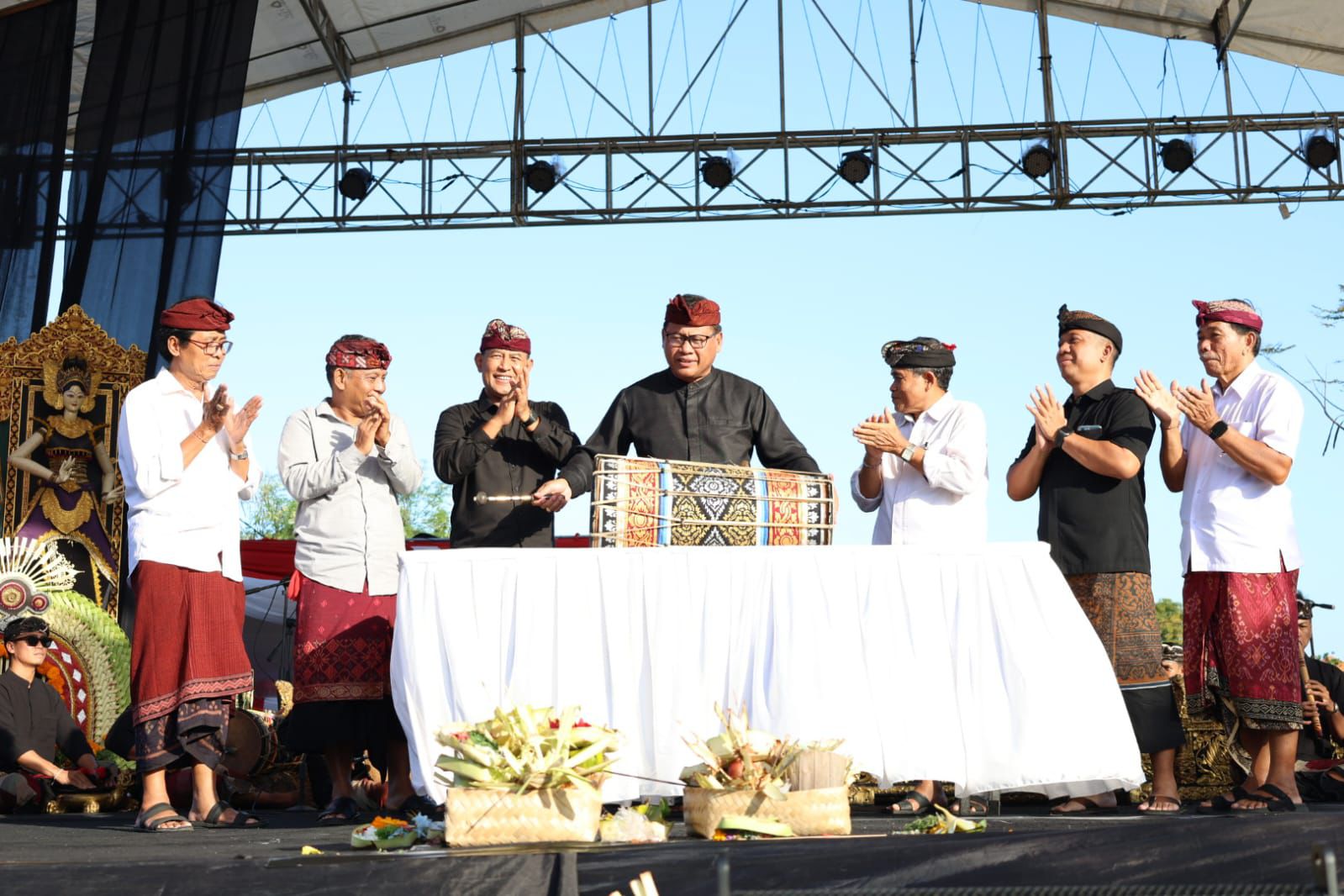 Sekda Alit Wiradana Buka Parade Gong Kebyar Anak-anak Desa Dauh Puri Kauh