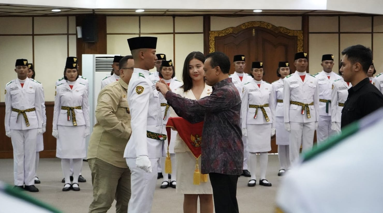 Sekda Dewa Indra Kukuhkan Paskibraka Bali, Siap Kibarkan Merah Putih di HUT Ke-80 RI