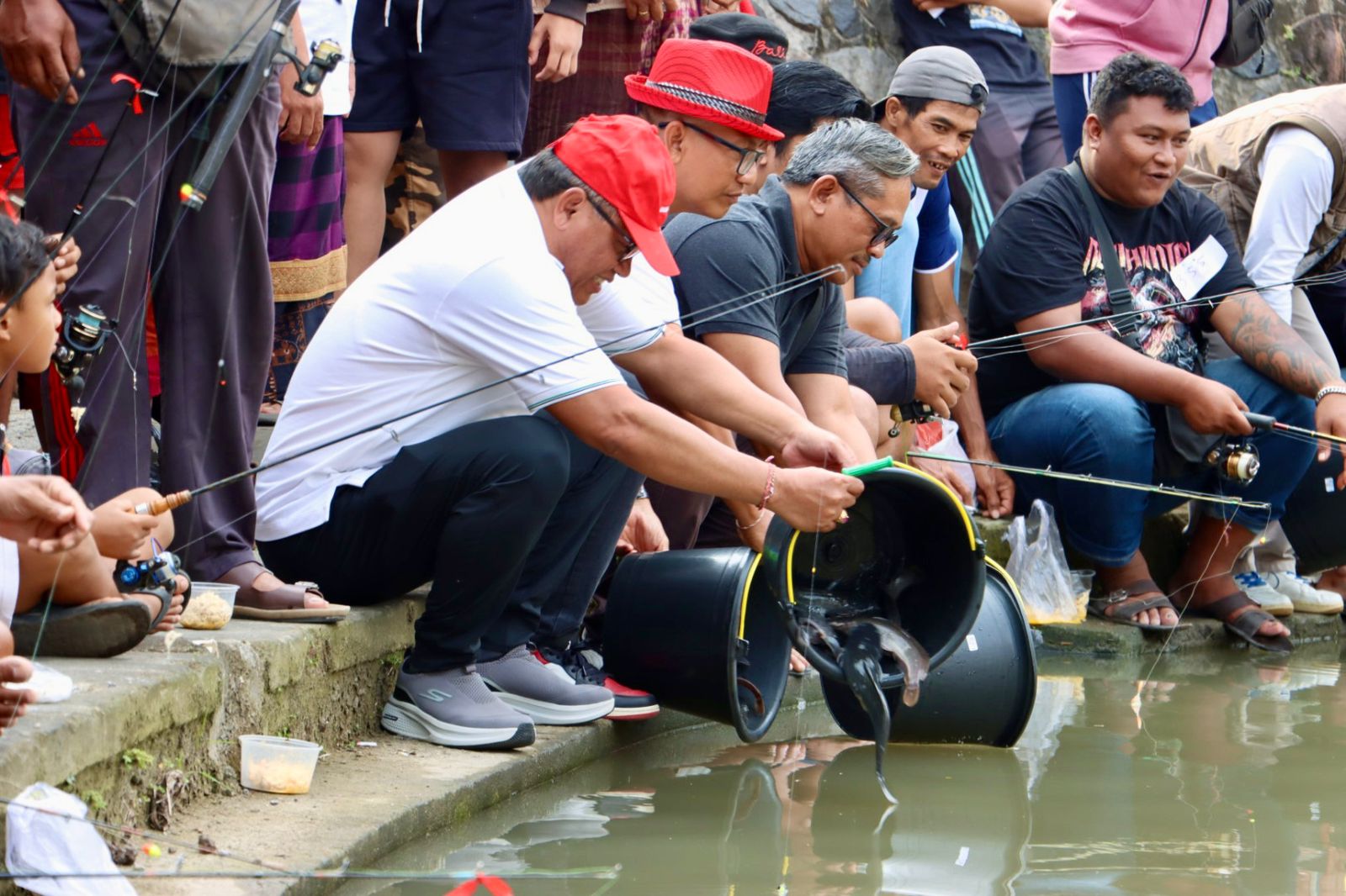 Sekda Alit Wiradana Buka Lomba Mancing Lele Air Deras Banjar Binoh Kelod