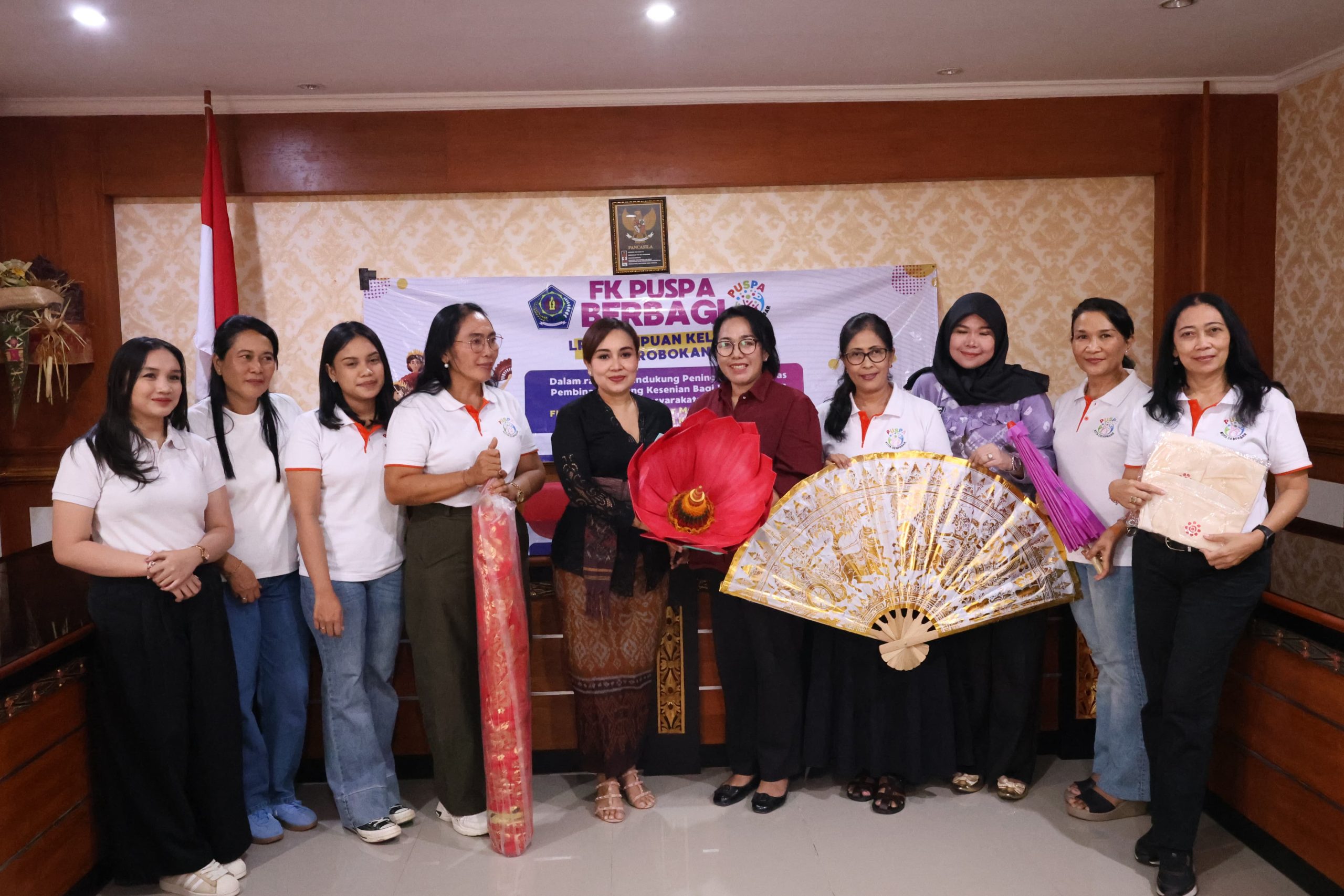 Wujud Kepedulian, FK Puspa Kota Denpasar Serahkan Bantuan Sarana Kesenian Kepada Lapas Perempuan Kerobokan