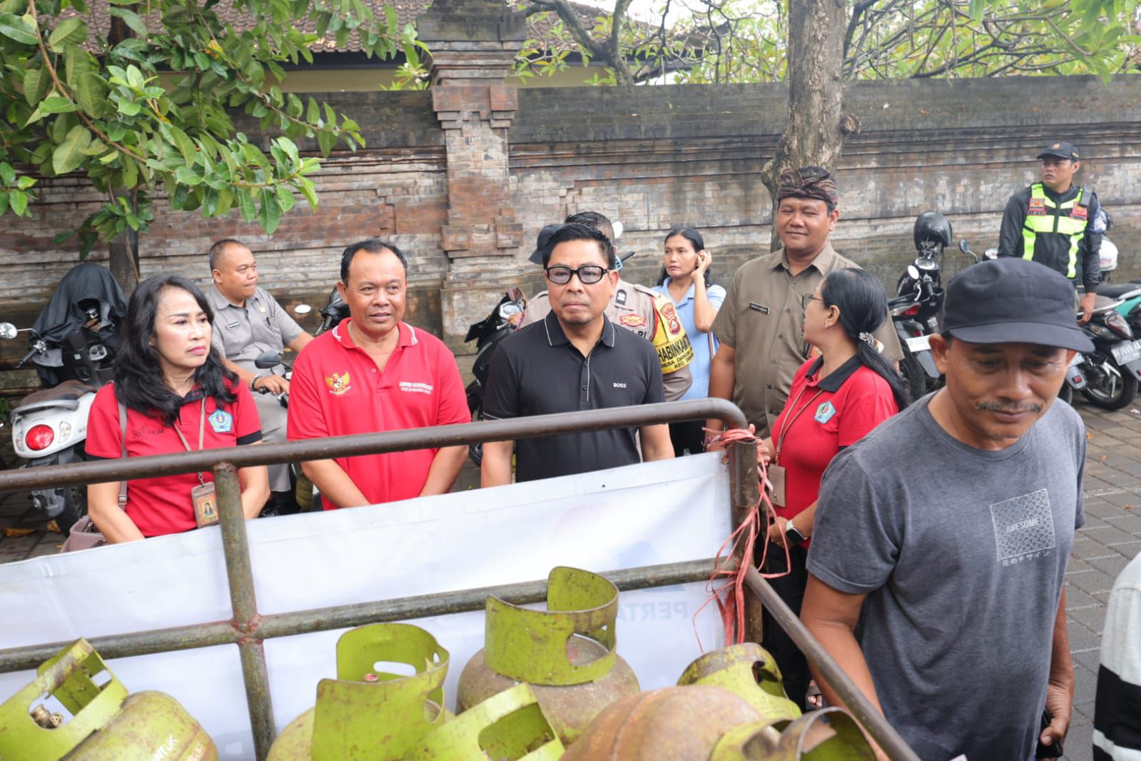 Wawali Denpasar Arya Wibawa Tinjau Bazar Pangan Dinas Perikanan di Desa Dangri Klod