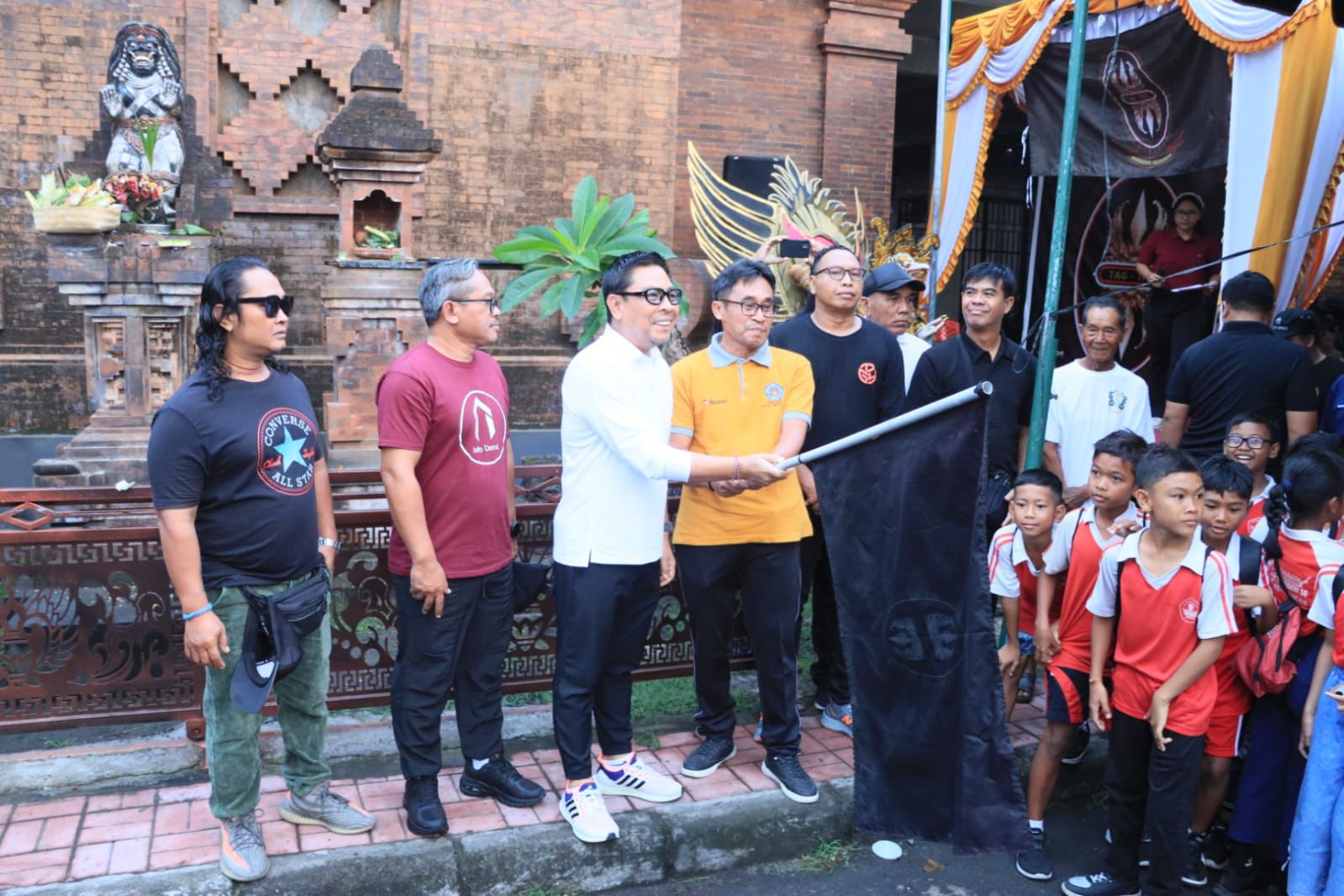 Sambut HUT Ke-80 Kemerdekaan RI, Wawali Arya Wibawa Lepas Jalan Sehat Paiketan Wangsing Wengkon
