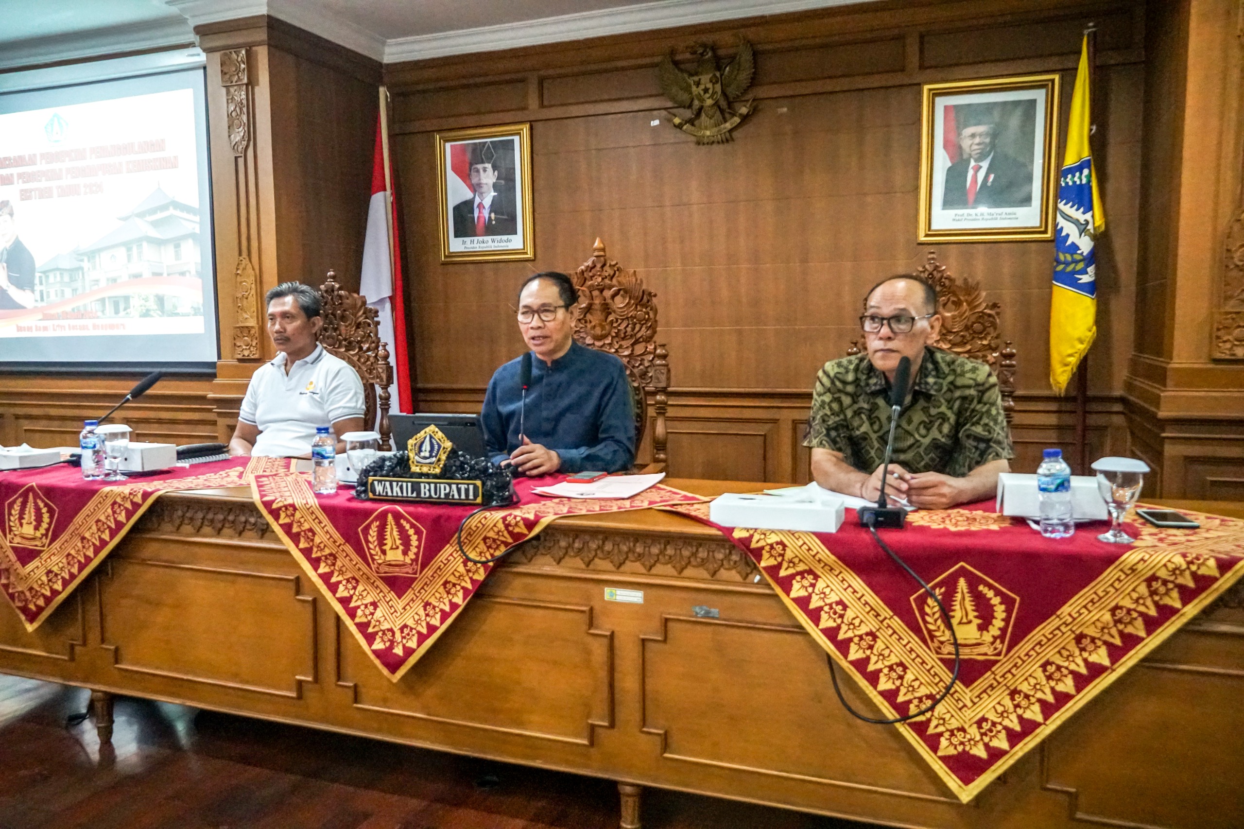 PIMPIN RAKOR - Wakil Bupati Badung I Ketut Suiasa (tengah) memimpin Rapat Koordinasi (Rakor) Tim Koordinasi Penanggulangan Kemiskinan (TKPK) Kabupaten Badung tahun 2024 di Ruang Kriya Gosana, Puspem Badung, Jumat (19/4).