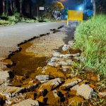 RUSAK BERAT - Jalan Banjarangkan - Tohpati merupakan jalur menuju Pura Besakih, Karangasem dan Kota Bangli kondisinya rusak berat. (fotosum)