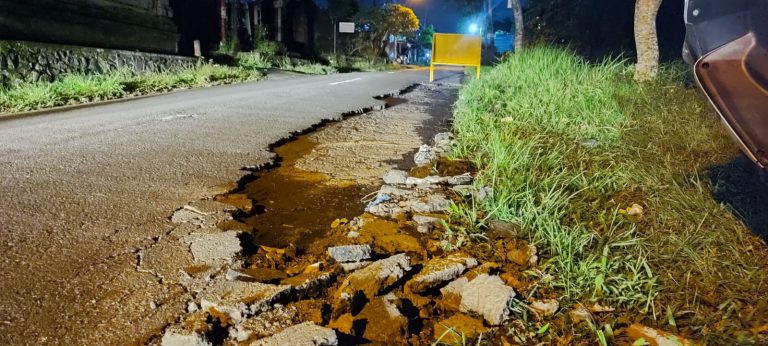 RUSAK BERAT - Jalan Banjarangkan - Tohpati merupakan jalur menuju Pura Besakih, Karangasem dan Kota Bangli kondisinya rusak berat. (fotosum)
